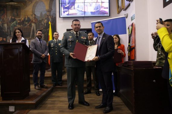 <p>Presidente del Concejo de Bogotá, otorgó reconocimientos a los miembros de la Brigada 13 del Ejército Nacional, por reforzar la seguridad de los bogotanos</p>