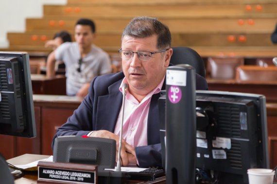 <p>Concejal Álvaro Acevedo denuncia el presunto delito masa en las estaciones de servicio de combustible en Bogotá</p>