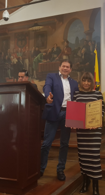 <p>El Concejal Venus Albeiro Silva hace entrega de reconocimiento, Orden Civil al mérito German Arciniegas a la Fundación Vida Nueva.</p>