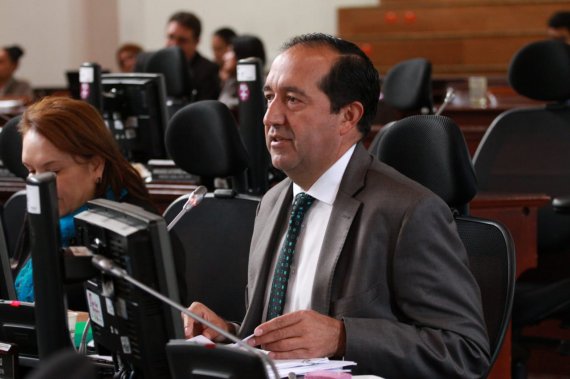 <p>“Concejal Emel Rojas votará negativo otra vez el nuevo intento de la secretaría de movilidad por imponerle impuestos a los parqueaderos”</p>