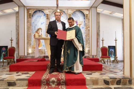 <p>Concejal Rubén Torrado entregó reconocimiento a la parroquia Santa María del Cenáculo</p>