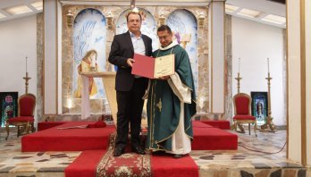 Concejal Rubén Torrado entregó reconocimiento a la parroquia Santa María del Cenáculo