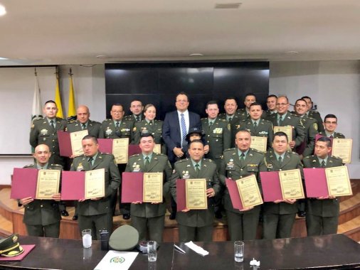 <p>Concejal Rubén Torrado entregó nota de estilo a comandantes de estaciones de Policía de localidades de Bogotá</p>