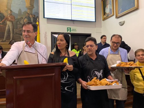 <p>La empanada se tomó el Concejo de Bogotá</p>
