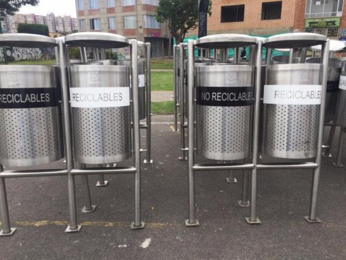<p>Se instalan canecas de basura en Bogotá</p>