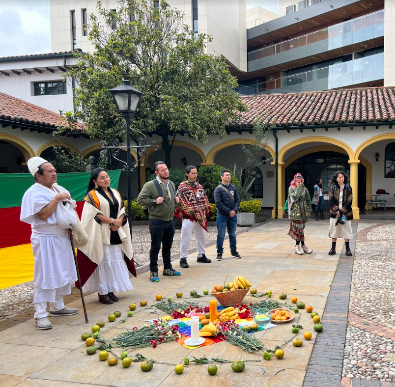 La Concejal Ati Quigua reunida con 7 personas en la plazoleta principal del Concejo de Bogotá