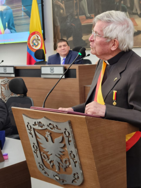 <p>Entrega de la orden civil al mérito José Acevedo y Gómez en el grado Gran Cruz a la Universidad Minuto de Dios</p>