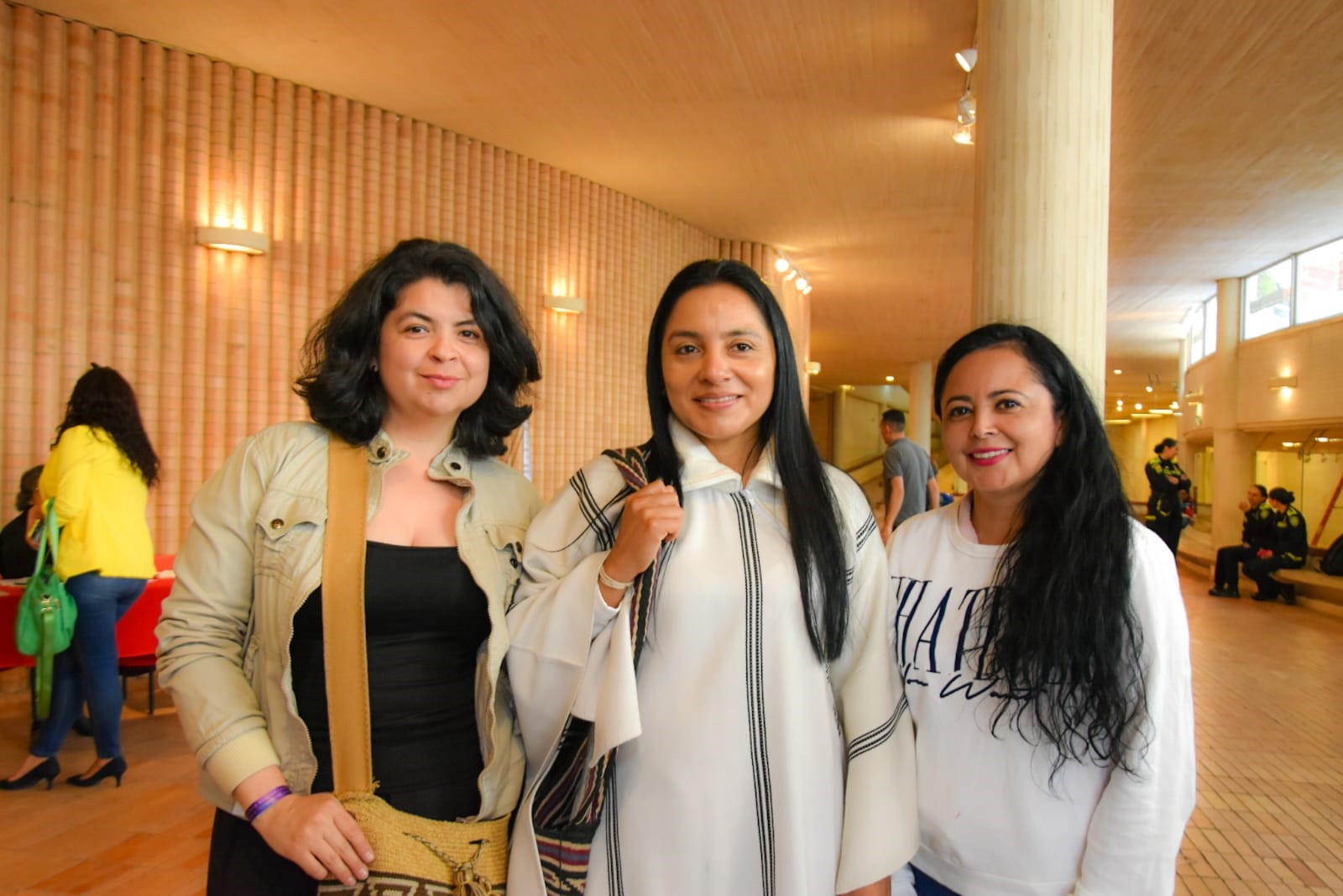 Fotografía en la que aparece la Concejala Ati Quigua  acompañada de mujeres 