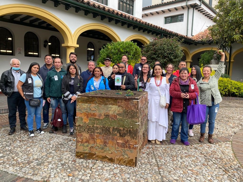 Fotografía en la plazoleta principal del Concejo de Bogota en la que se encuentra la Concejal Ati acompañada de 20 personas
