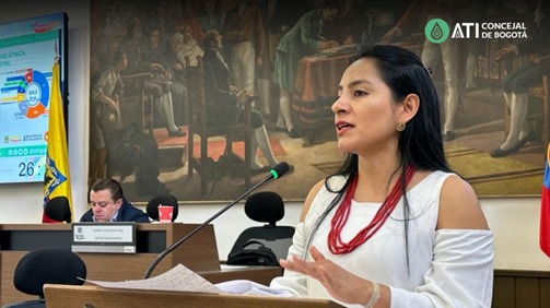 Fotografía en la que aparece la Concejal Ati en el atríl del Recinto los Comuneros del Concejo de Bogotá 