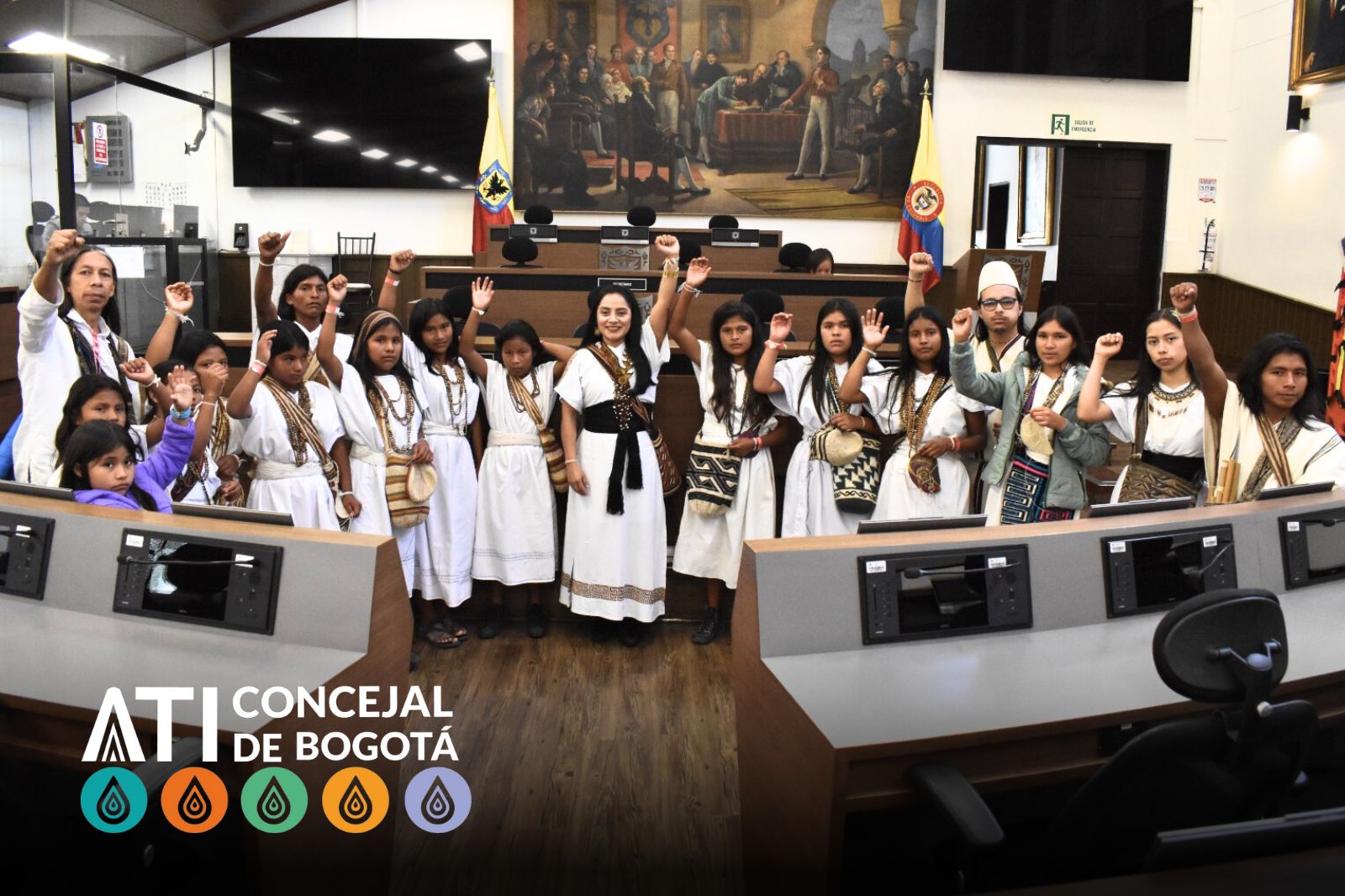 foto en la que aparecen varios niñor Arhuacos acompañados de la concejal Ati en el Recinto los Comuneros del Concejo de Bogota