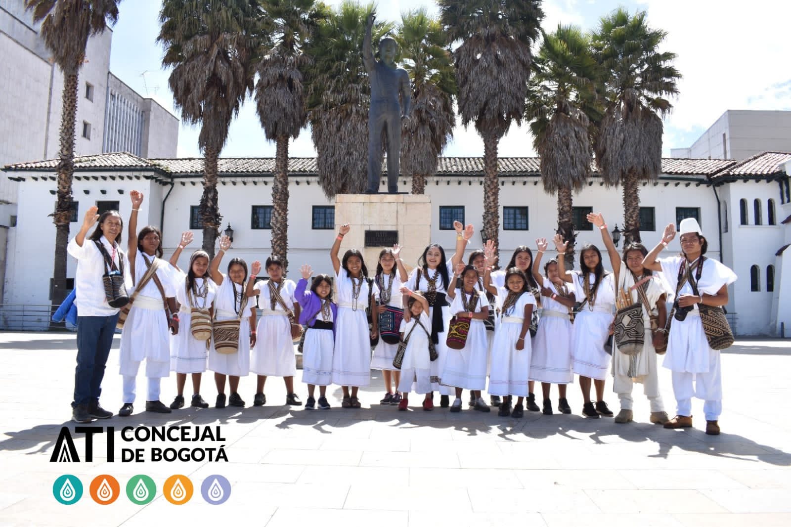 foto en la que aparecen varios niñor Arhuacos acompañados de la concejal Ati enla plazoleta Luis Carlos Galán del Concejo de Bogotá