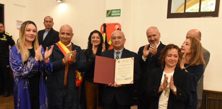 <p>Colegio Monterrey recibe Orden Civil al Mérito Gran Cruz</p>