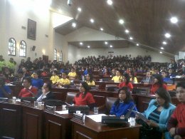 LOS ESTUDIANTES DEL SECTOR NORORIENTAL DE LA AV CIRCUNVALAR VIVEN DIARIAMENTE UNA PELIGROSA MARAT�N PARA LLEGAR A SUS COLEGIOS