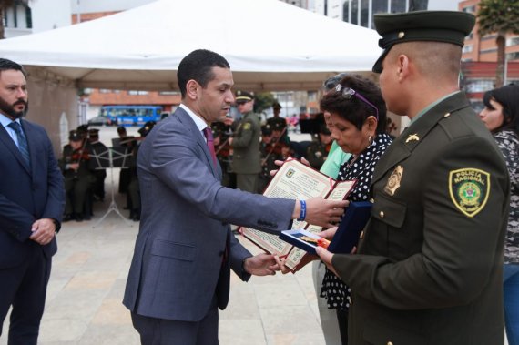 <p>Presidente del Concejo de Bogotá, otorgó Orden Civil al Mérito “Héroes del Distrito” a Familia del patrullero Diego Armando Villamizar</p>