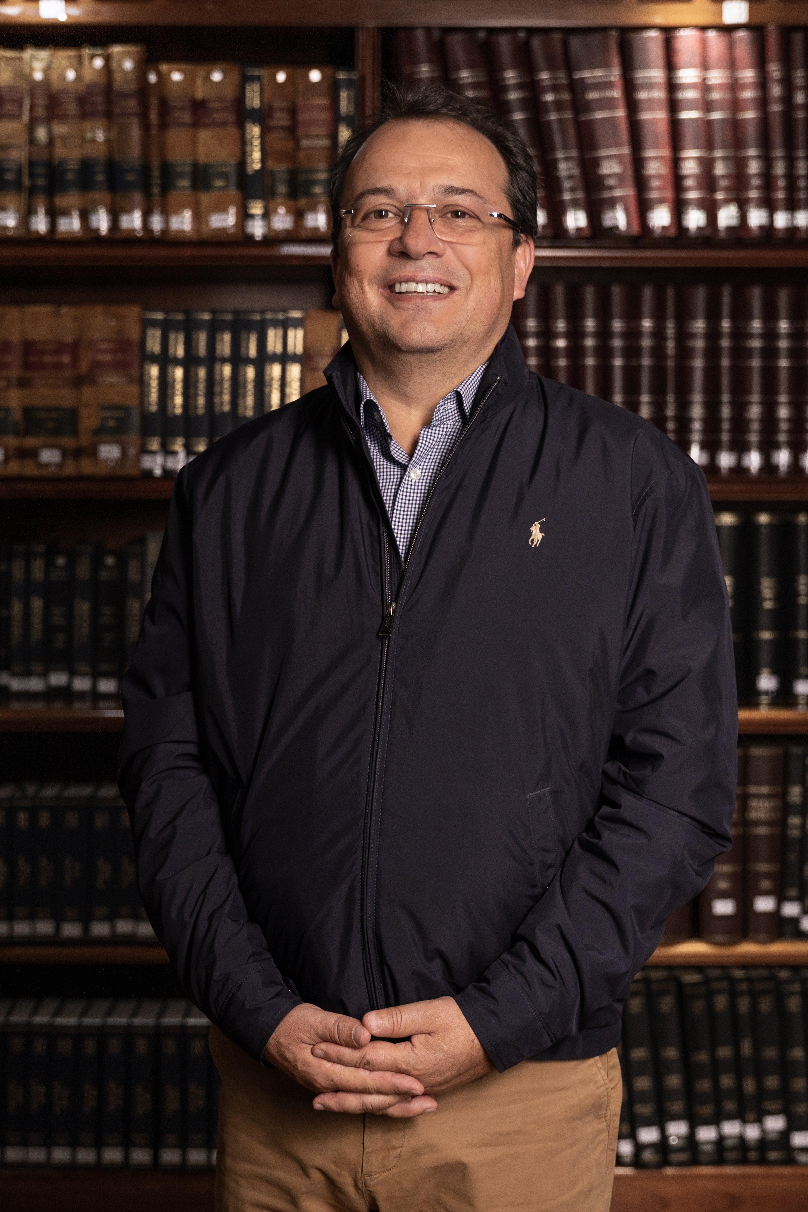 Rubén Torrado con biblioteca de fondo 2024-2