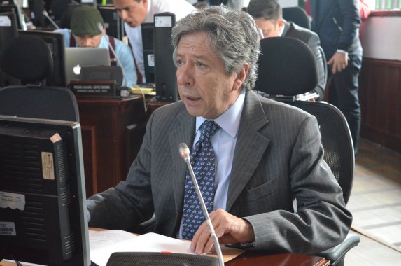 <p>Patinaje sobre huecos en Bogotá</p>