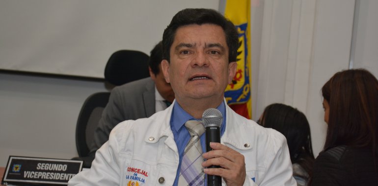 <p>Santos y Congreso dejarían herido de muerte al FNA si lo descapitalizan, afirma concejal Ramírez.</p>