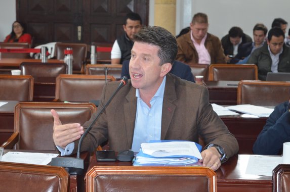 <p>Prohibición de parrilleros en moto son pañitos de agua tibia </p>