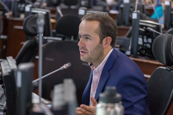 <p>Aguaceros en Bogotá dejan inundaciones hasta de 50 cms de altura y 64 vehículos afectados</p>