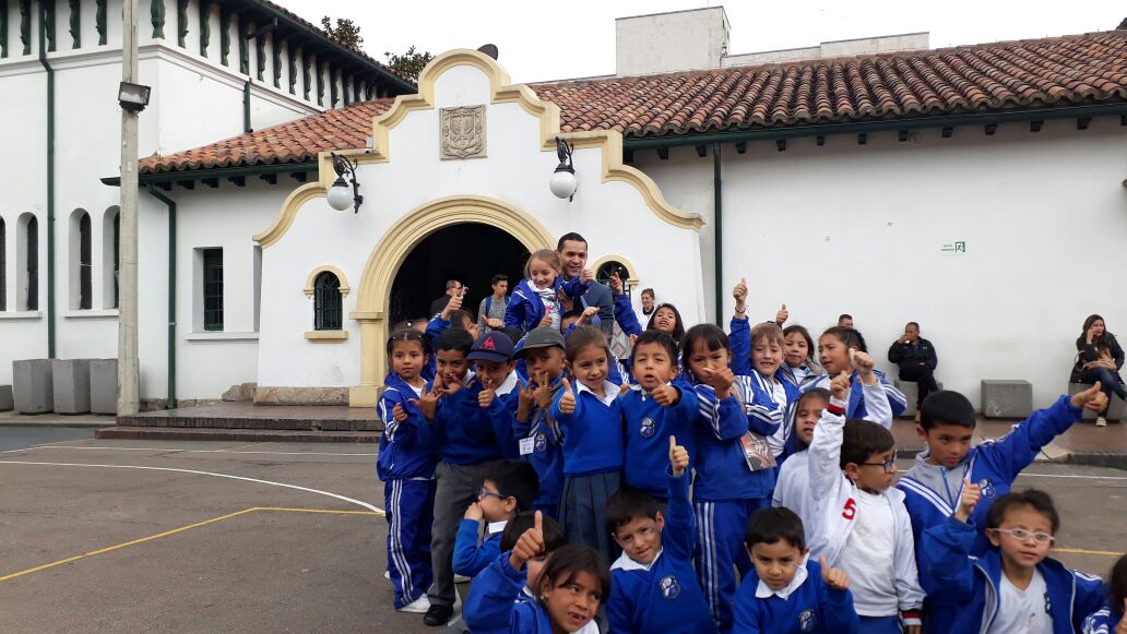 Foto de niños en uniforme de colegio en el Concejo de Bogotá
