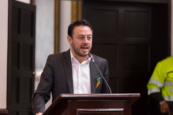 <p>No hay razones técnicas ni ambientales ni económicas para permitir que nuevos de buses de Transmilenio se muevan con diésel Euro V, concejal Jorge Torres</p>