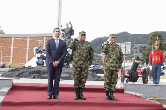 <p>Concejo de Bogotá confiere distinción al Comandante de la Quinta División del Ejército Nacional</p>