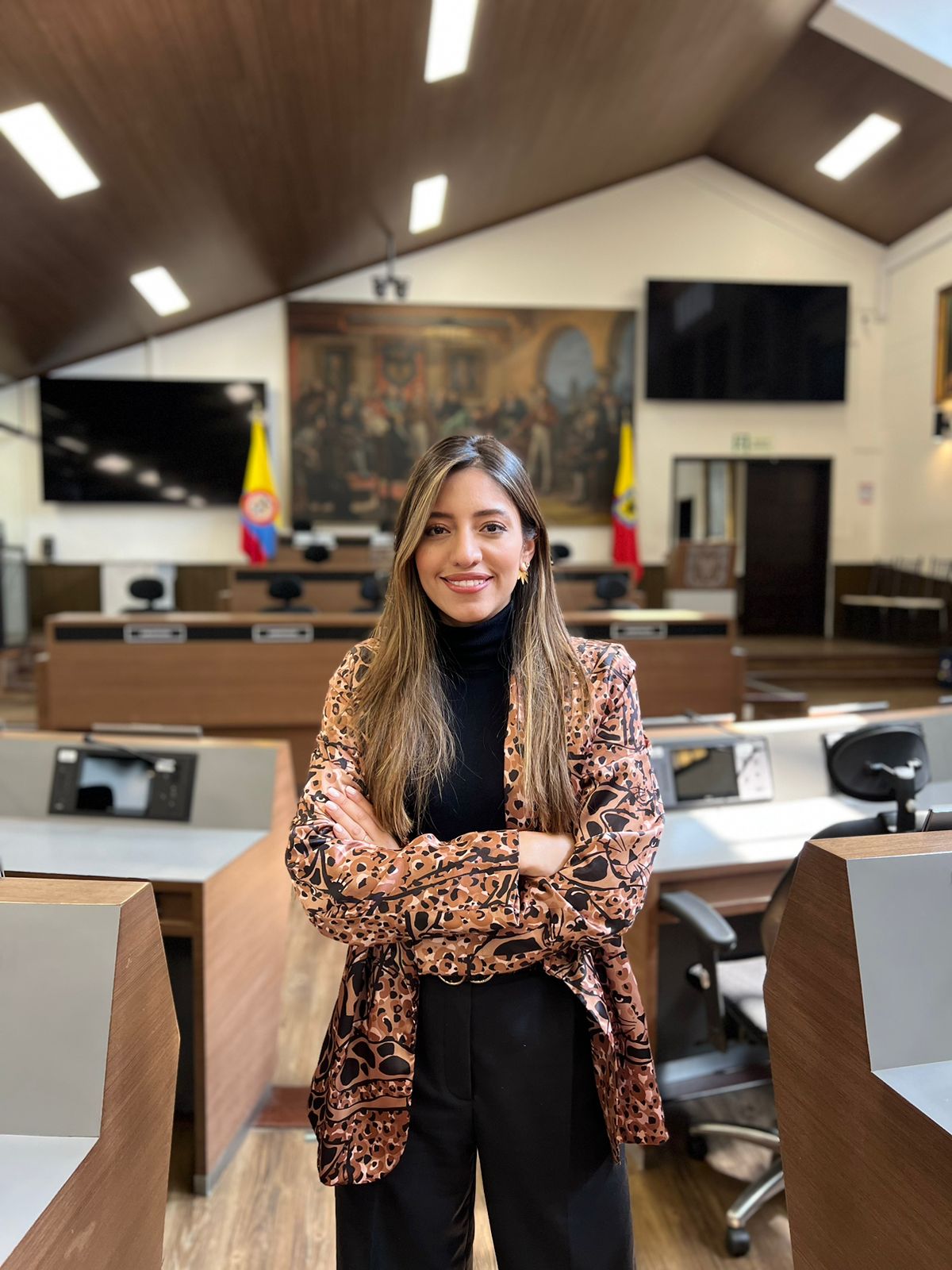 Foto en la que aparece Valeria Chantré en la plazoleta de la sede principal del Concejo de Bogotá 