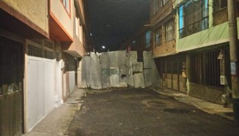 Increíble: En Bogotá hay un barrio cercado por un cerramiento ilegal con láminas metálicas Increíble: En Bogotá hay un barrio cercado por un cerramiento ilegal con láminas metálicas