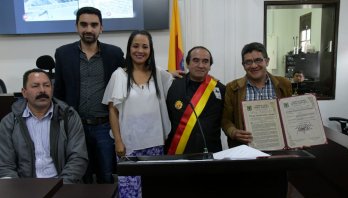 Condecoración al Colegio Juan de la Cruz Varela en el Concejo de Bogotá Condecoración al Colegio Juan de la Cruz Varela en el Concejo de Bogotá