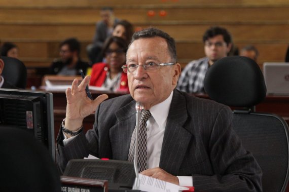 <p>Secuestran, atracan, chocan un taxi, persiguen a los delincuentes y finalmente los capturan, todo en una noche</p>