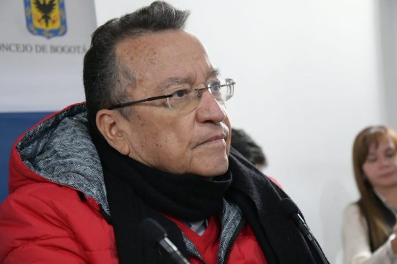 <p>Vuelcan un bus de la policía para que unos detenidos logren emprender la huida en Bogotá</p>