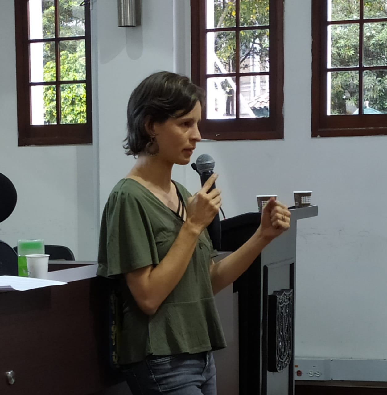 Andra Padilla hablando en Rencinto Lara bonilla