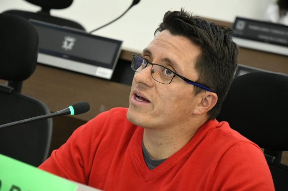 <p>Concejal Julián Espinosa consiguió más de 9.000 firmas para pedir alivio financiero para los colombianos</p>