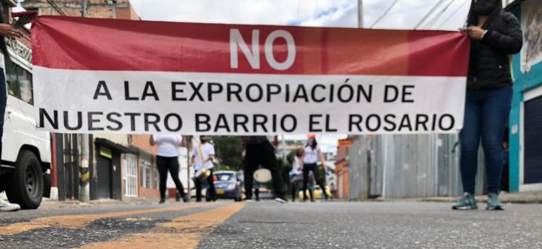 <p>Residentes del barrio El Rosario demandan decreto de Peñalosa que viabilizó la expropiación de sus inmuebles</p>
