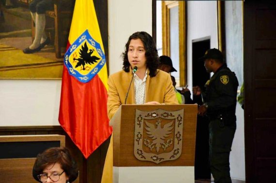 <p>“Invito a todos los concejales a sumarse al proyecto para frenar los casos de abuso policial en Bogotá”: Concejal Julián R. Sastoque</p>