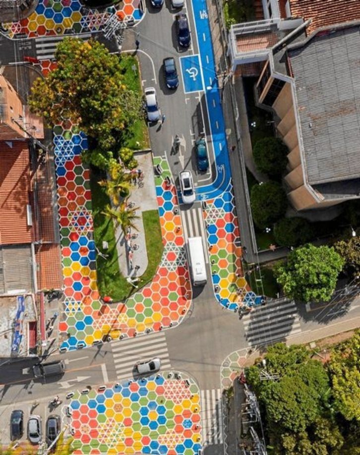 Foto con vista superior en la que se aparecia un diseño de calles coloridas, demarcadas y organizadas