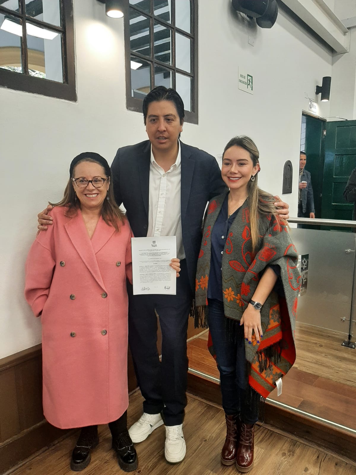 Foto en la que aparecen los concejales Ana Teresa Bernal, Andrés Onzaga y Gloria Díaz