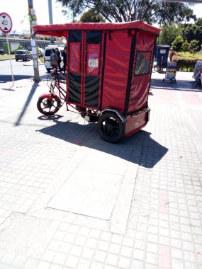 Foto en la que se aprecia un bicitaxi ubicado en una de las calles de Bogotá