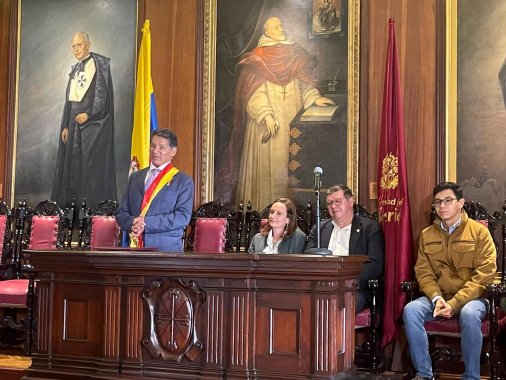 <p>Otorgan el Orden Civil al Mérito José Acevedo Y Gómez en Grado Cruz de Oro a docente en Bogotá</p>