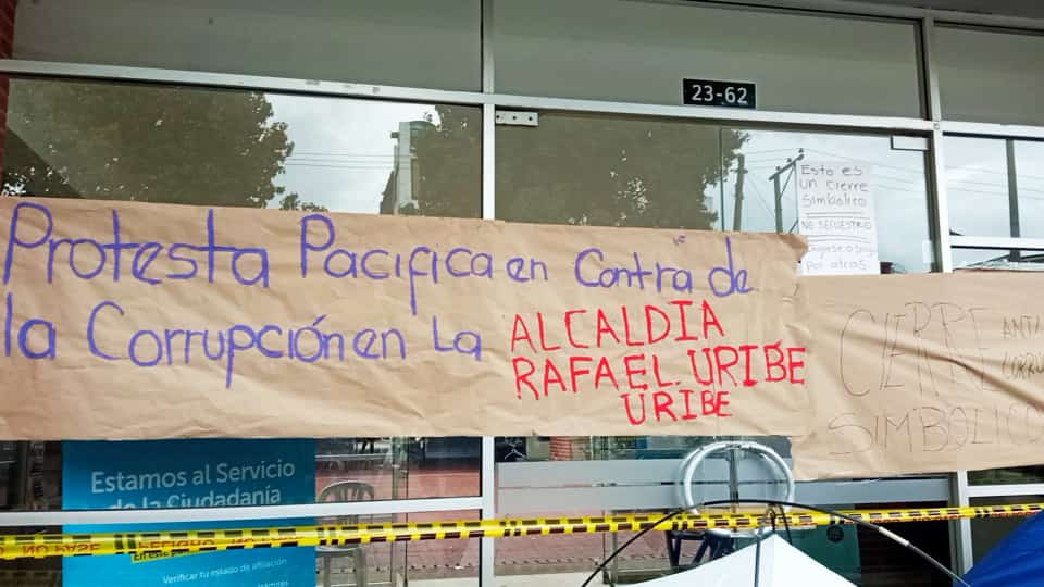 fotografía de una pancarta que dice " Protesta padífica en contra de la corrupción en la Alcaldía Rafael Uribe Uribe
