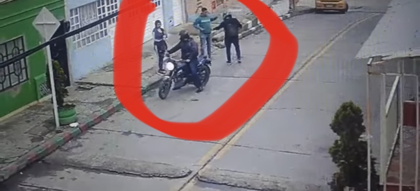 Fotografía en la que se muestra una situación de atraco realizada por moto ladrones