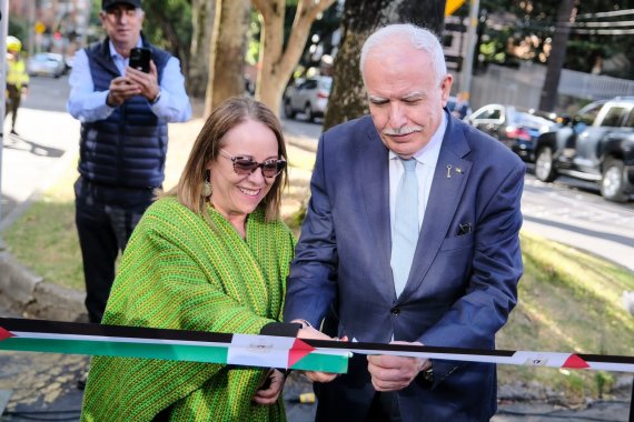 <p>Inaugurada la Calle Estado de Palestina en Bogotá</p>