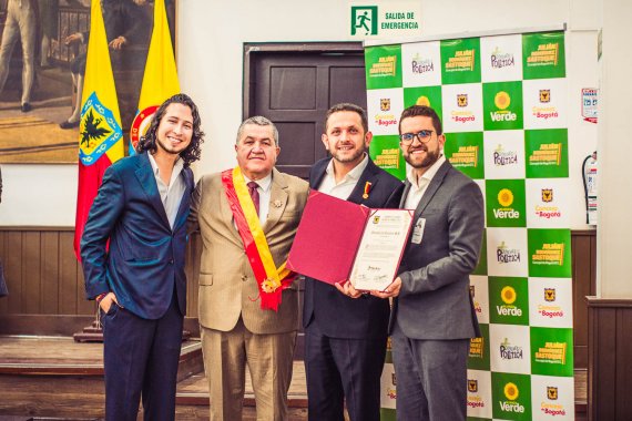<p>Concejo de Bogotá reconoció con su máxima condecoración a la empresa mundial de tornillos y a su fundador Efrén Cardona</p>