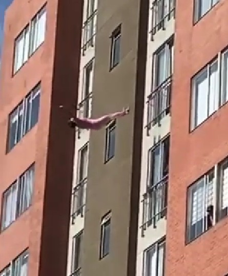 Fotografía en la que aparece una persona cayendo de un edificio