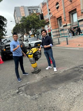 <p>Los Concejales Julián Forero y Angelo Schiavenato se unen para tapar un  hueco en Bogotá</p>