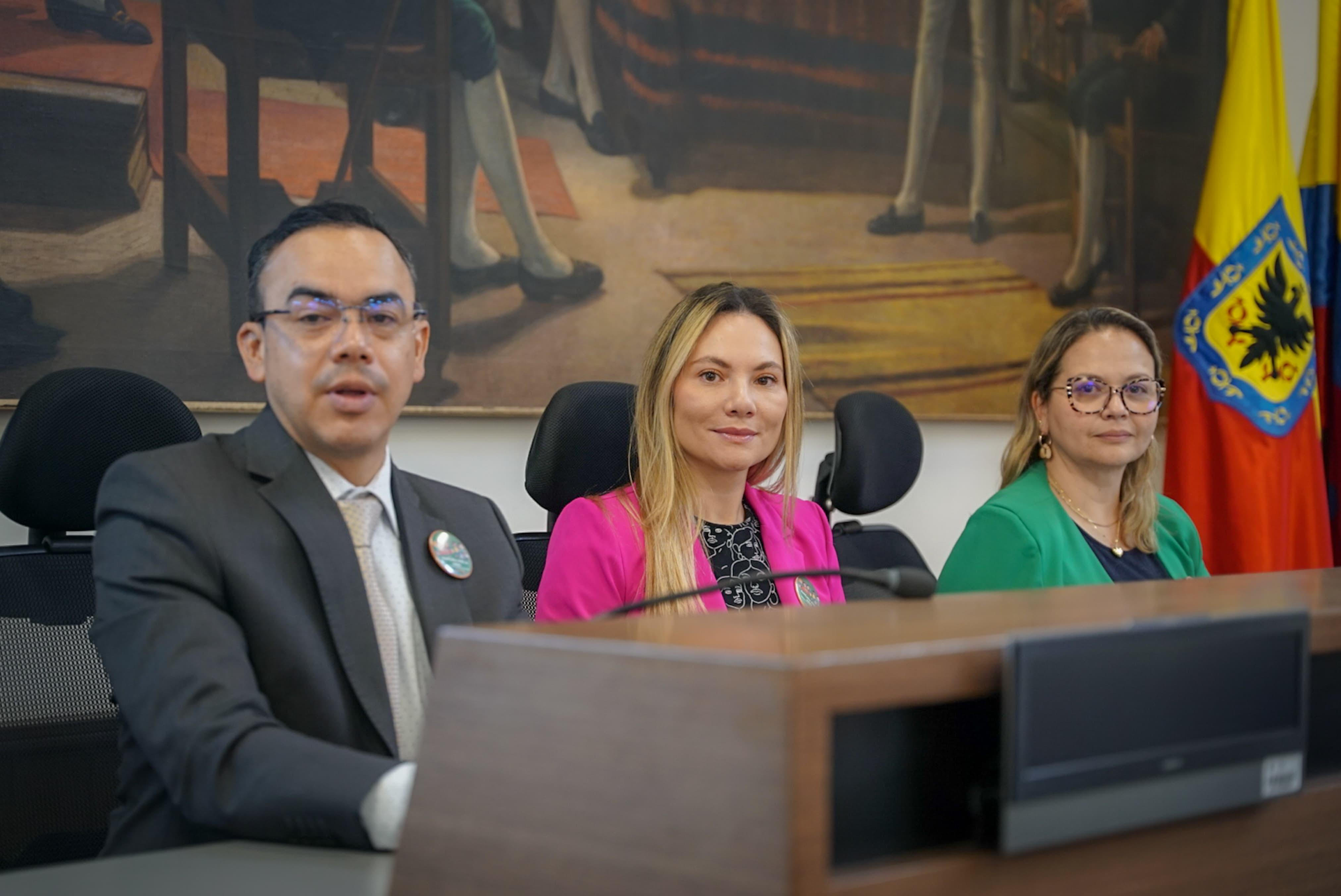 En esta fotografía de izquierda a derecha los concejales Fabián Puentes, María Clara Name y Rocio Dussán