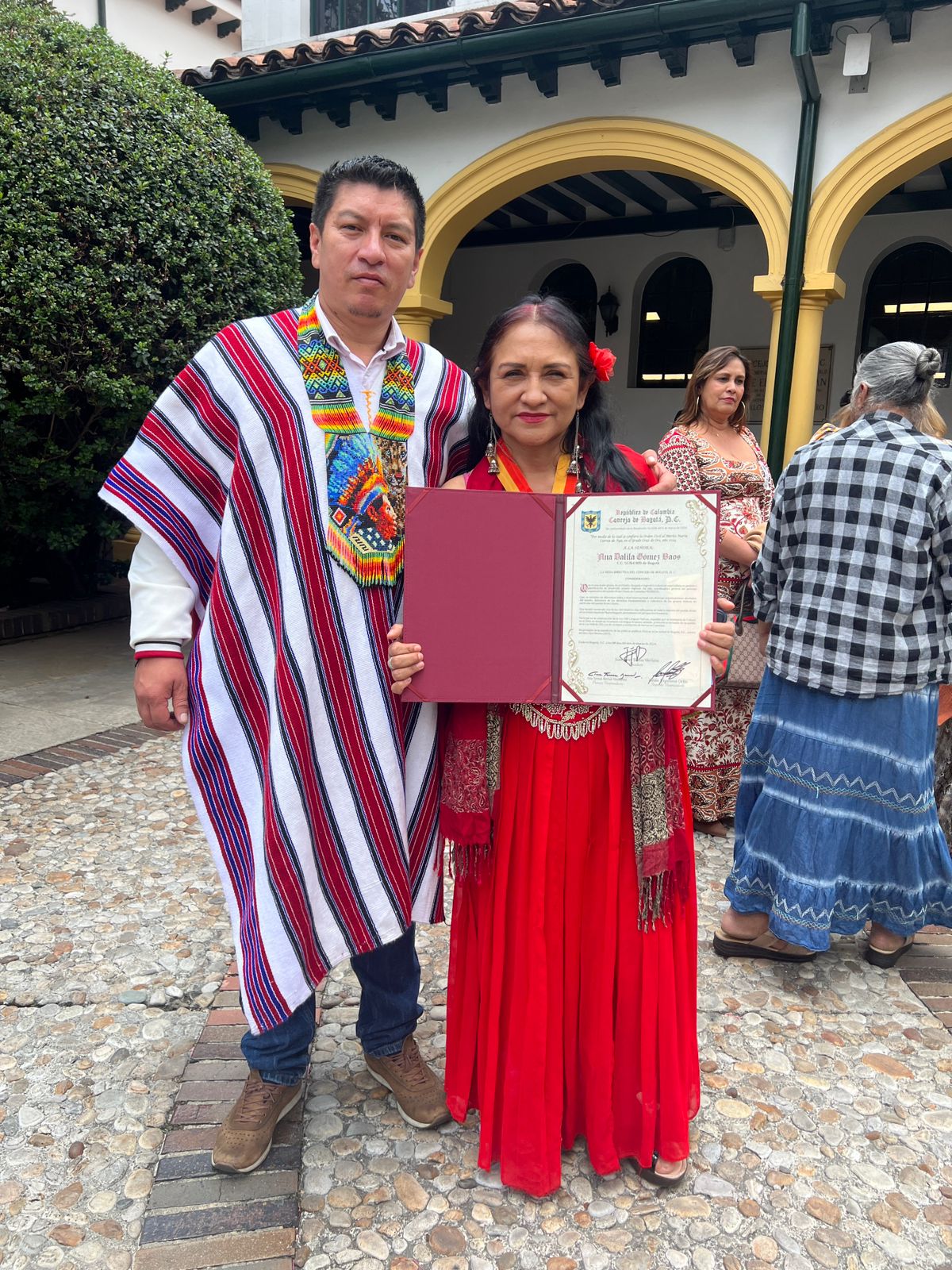 en esta fotografía el concejal Bastidas acompañado de Leidy Johana Agreda Chasoy en la plazoleta principal del conecejo de Bogotá