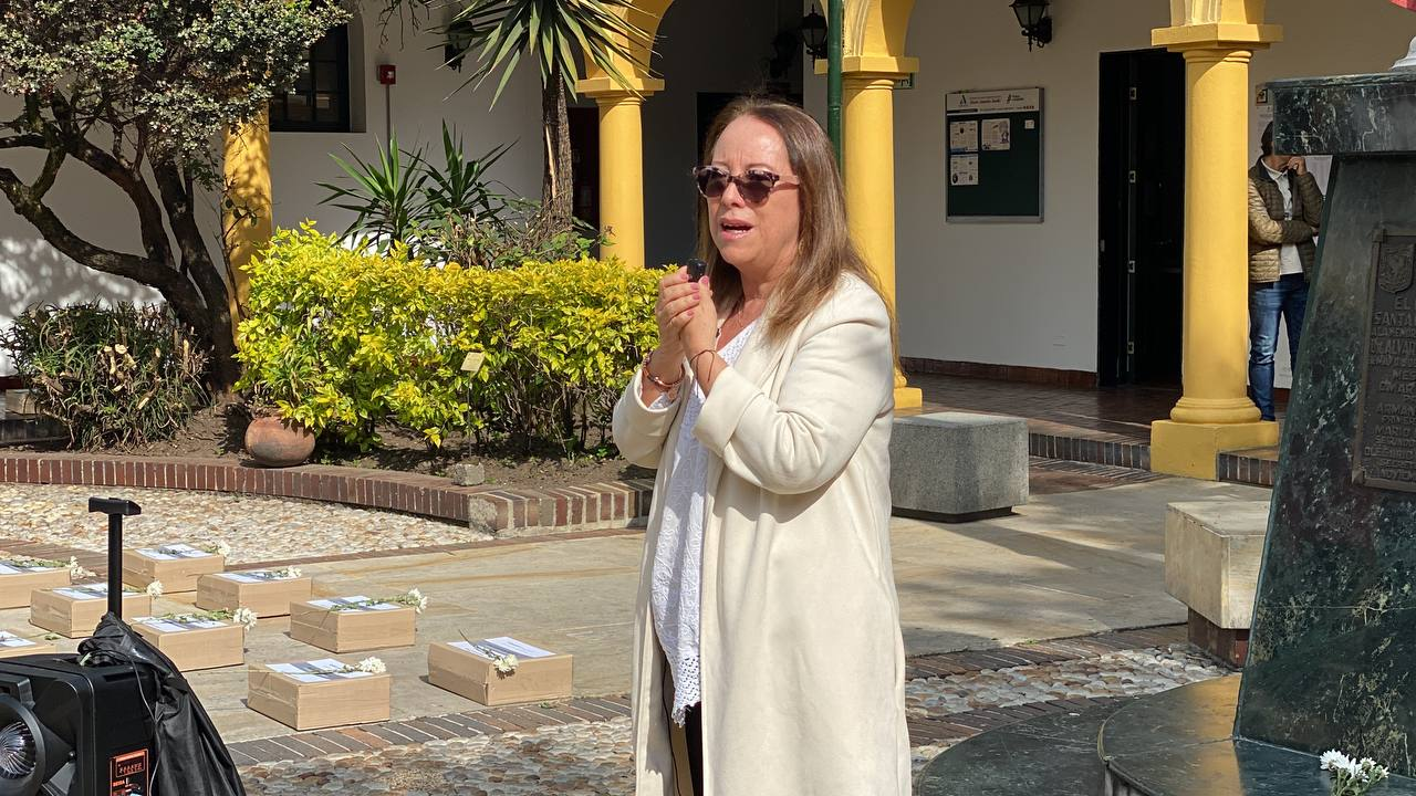 En esta foto aparece la concejal Ana Teresa en la plazoleta principal del concejo de Bogotá