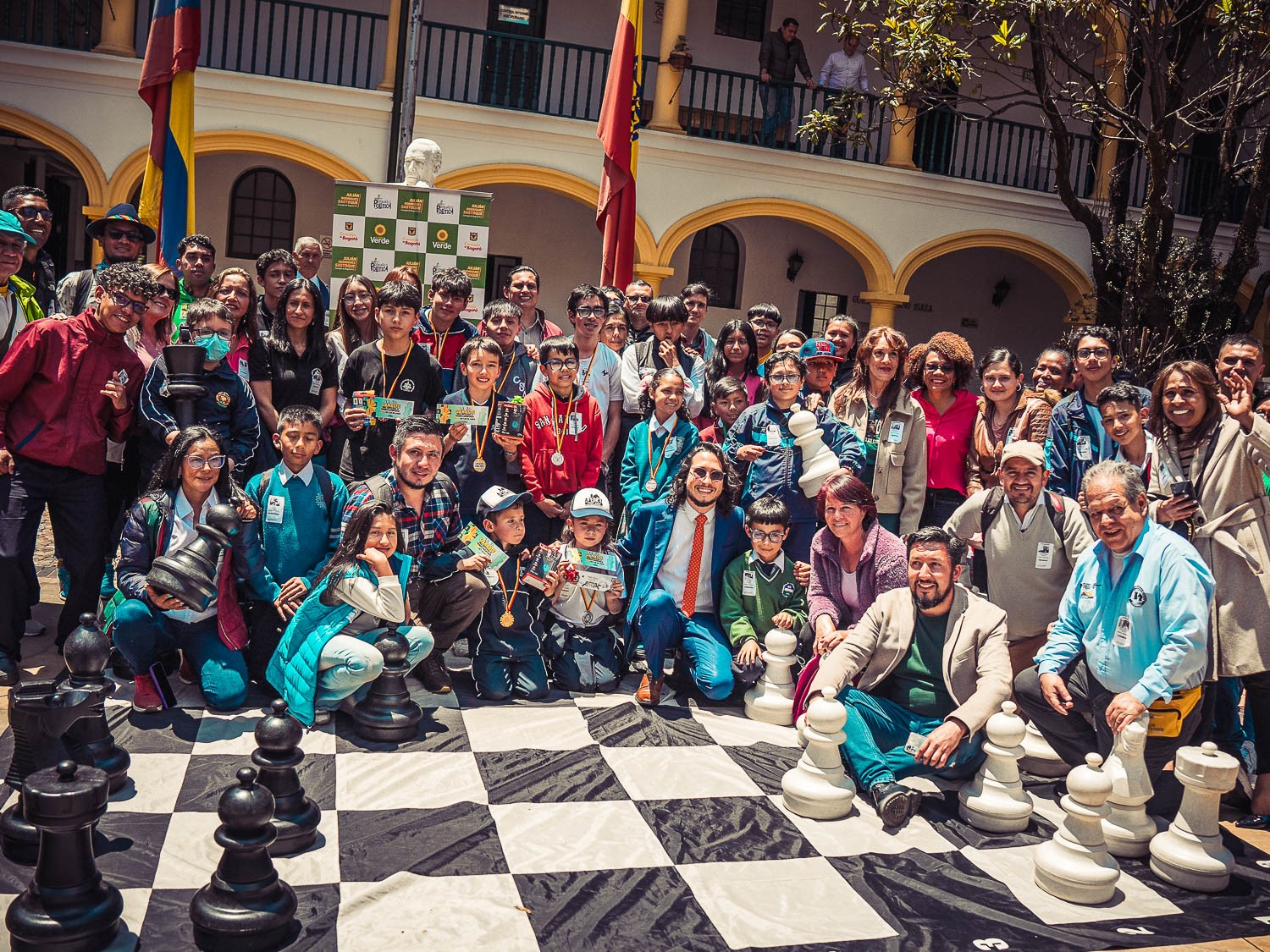Foto grupal de participantes en la plazoleta principal del Concejo de Bogotá